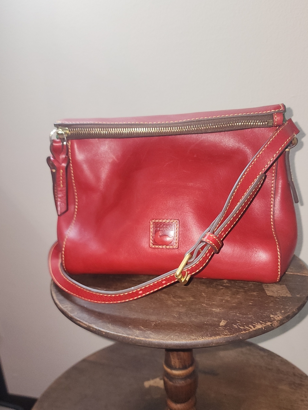 Dooney & Bourke Red Flourentine Laurel Smooth Leather Crossbody Purse Crossbody - Picture 3 of 16